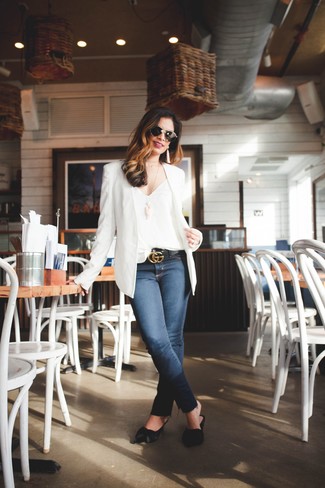Какие джинсы скинни носить с белым пиджаком в 30 лет: Если ты считаешь себя одной из тех леди, хорошо разбирающихся в модных тенденциях, тебе подойдет дуэт белого пиджака и джинсов скинни. Элегантности и женственности образу добавит пара черных кожаных сабо.