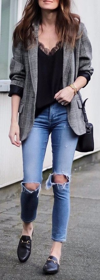 Как носить черные кожаные лоферы с серым пиджаком в шотландскую клетку женщине осень: Согласись, дуэт серого пиджака в шотландскую клетку и синих рваных джинсов скинни выглядит очень красиво? Такой ансамбль легко обретает новое прочтение в паре с черными кожаными лоферами. Разве это не классный выбор в непогожий осенний день?
