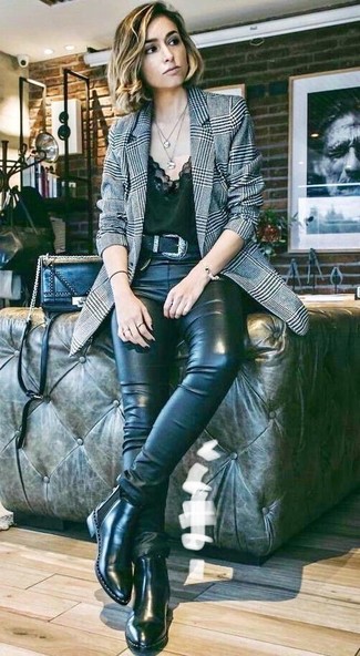 С чем носить черные кожаные джинсы в 30 лет женщине в теплую погоду: Серый пиджак в шотландскую клетку и черные кожаные джинсы — обязательные составляющие модного женского гардероба. Ты можешь легко адаптировать такой наряд к повседневным условиям городской жизни, завершив его черными кожаными ботинками челси.