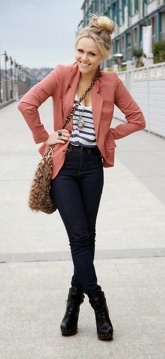 Как носить розовый пиджак с синими джинсами скинни в стиле смарт-кэжуал: Розовый пиджак в паре с синими джинсами скинни подчеркнет твою индивидуальность. В паре с этим луком наиболее удачно выглядят черные кожаные ботильоны.