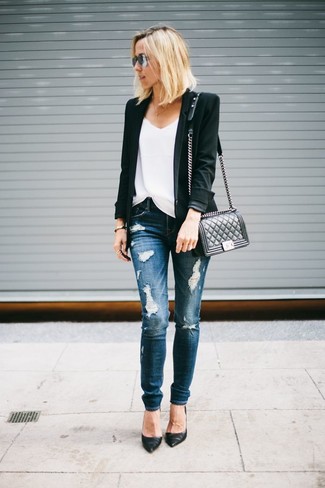 Как носить белую майку с синими рваными джинсами скинни: Если ты делаешь ставку на удобство и функциональность, белая майка и синие рваные джинсы скинни — классный вариант для расслабленного повседневного наряда. Переходя к, можно завершить наряд черными кожаными туфлями.