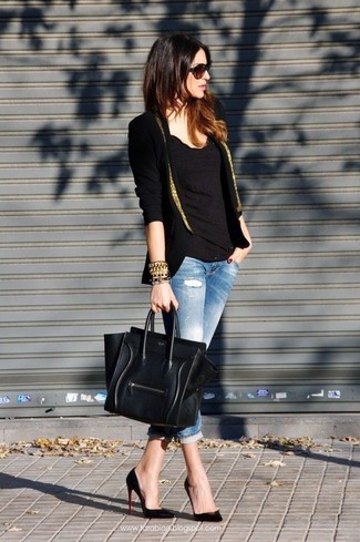 Модный лук: черно-золотой пиджак, черная майка, голубые рваные джинсы скинни, черные кожаные туфли