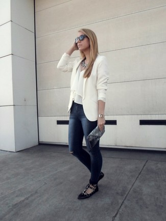 С чем носить темно-синие рваные джинсы скинни: Белый пиджак и темно-синие рваные джинсы скинни — превосходный вариант для расслабленного, но модного образа. Великолепно сюда подойдут черные кожаные балетки с шипами.