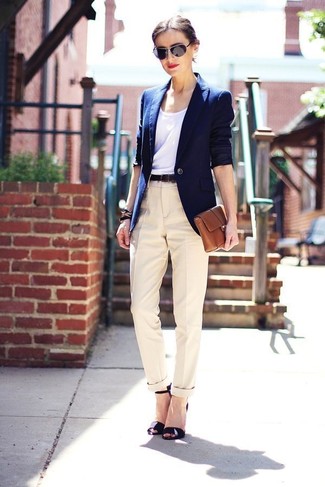 С чем носить бежевые классические брюки в 30 лет женщине в стиле смарт-кэжуал: Темно-синий пиджак в сочетании с бежевыми классическими брюками — необычный лук для работы в офисе. Черные кожаные босоножки на каблуке — великолепный вариант, чтобы завершить ансамбль.