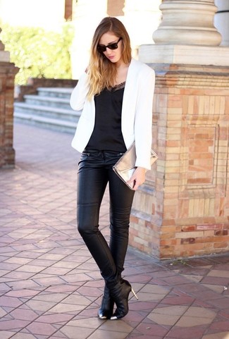 Модный лук: белый пиджак, черная шелковая майка, черные узкие брюки, черные кожаные ботильоны