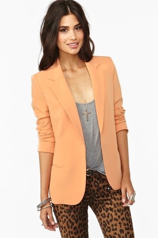 С чем носить светло-коричневые узкие брюки осень: Сочетание оранжевого пиджака и светло-коричневых узких брюк не прекращает покорять сердца женщин. Как по нам, так это суперская задумка для непонятной осенней погоды.