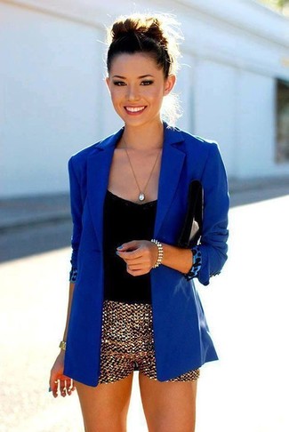 С чем носить синий пиджак женщине: Синий пиджак и золотые шорты с пайетками — неотъемлемые элементы в гардеробе женщин с чувством стиля.