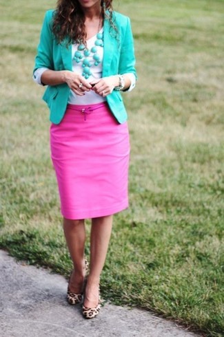 С чем носить ярко-розовую юбку-карандаш: Комбо из мятного пиджака и ярко-розовой юбки-карандаш поможет создать стильный и женственный ансамбль. Вкупе с этим нарядом гармонично выглядят бежевые замшевые туфли с леопардовым принтом.