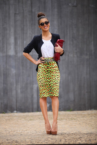 Модный лук: черный пиджак, белая майка, желтая юбка-карандаш с леопардовым принтом, светло-коричневые кожаные туфли