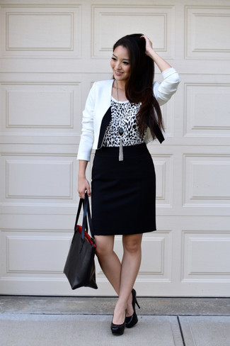 Как носить юбку-карандаш с туфлями: Бело-черный пиджак чудесно сочетается с юбкой-карандаш. Пара туфель свяжет лук воедино.