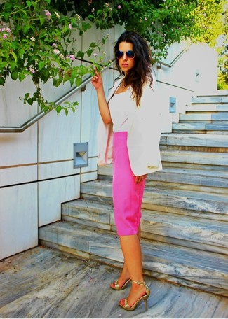 Модный лук: белый пиджак, белая майка, ярко-розовая юбка-миди, золотые кожаные босоножки на каблуке