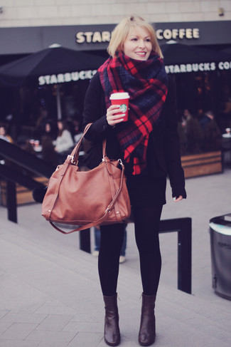 С чем носить темно-красный шарф женщине осень: Такое простое и комфортное сочетание базовых вещей, как черный пиджак и темно-красный шарф, нравится модницам, которые любят проводить дни активно. В тандеме с этим ансамблем наиболее уместно будут выглядеть темно-коричневые кожаные ботильоны. Разумеется, подобный образ станет превосходной идеей в ясный осенний день.
