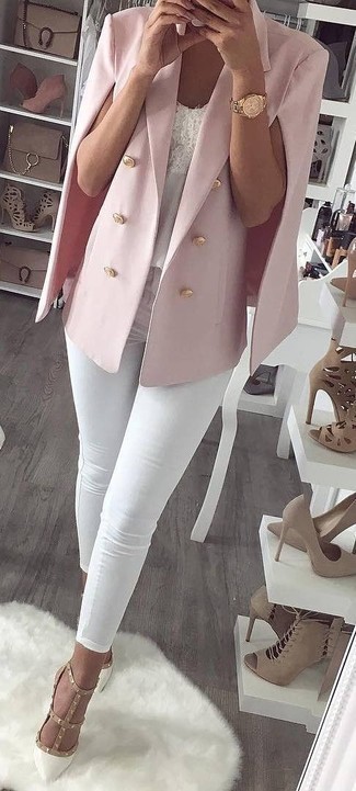 Модный лук: розовый пиджак-накидка, белая кружевная майка, белые джинсы скинни, белые кожаные туфли с шипами