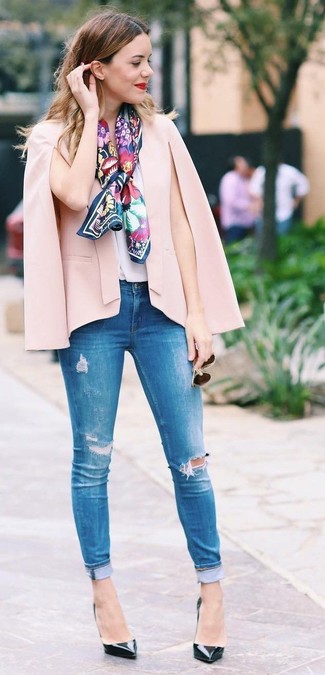 Женские луки в стиле кэжуал: Сочетание розового пиджака-накидки и синих рваных джинсов скинни создано для современных дам, ведущих динамичный образ жизни. Что же до обуви, черные кожаные туфли — самый подходящий вариант.
