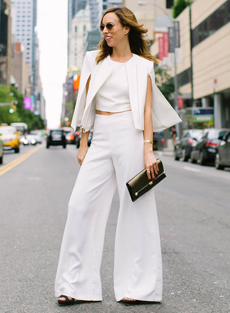 С чем носить черные босоножек женщине: Белый пиджак-накидка и белые широкие брюки помогут составить нескучный образ для рабочего дня в офисе. Любительницы незаезженных вариантов могут дополнить лук черными босоножками.
