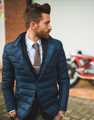 С чем носить стеганый пиджак мужчине: Если ты из той категории мужчин, которые любят одеваться с иголочки, тебе придется по душе сочетание стеганого пиджака и темно-синего стеганого пиджака.
