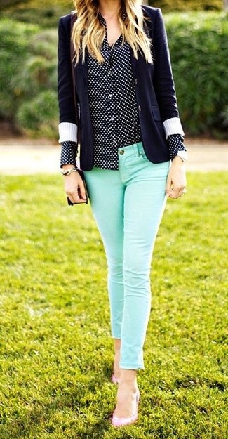 С чем носить зеленые джинсы женщине: Стильное сочетание темно-синего пиджака и зеленых джинсов безусловно будет обращать на тебя взоры мужчин. В сочетании с этим ансамблем чудесно будут смотреться розовые кожаные туфли.