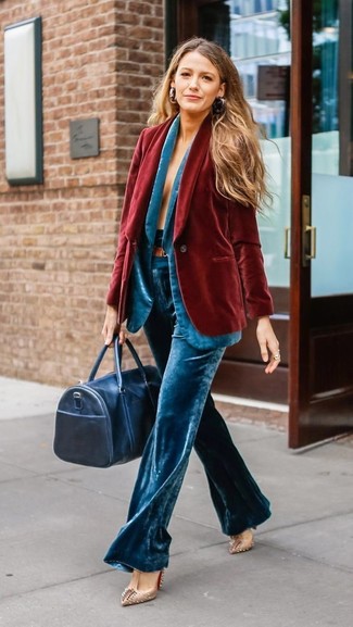 Красный бархатный пиджак в паре с бирюзовыми бархатными широкими брюками — прекрасная идея для создания лука в стиле smart casual. Очень недурно здесь выглядят бежевые кожаные туфли с шипами.
