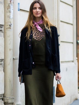 С чем носить пиджак женщине: Дуэт пиджака и оливкового шелкового платья-комбинации поможет создать ощущение "элегантной свободы".