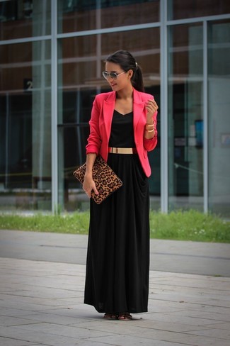 С чем носить ярко-розовый пиджак женщине: Ярко-розовый пиджак и черное платье-макси — идеальный вариант, если ты ищешь раскованный, но в то же время стильный ансамбль. Что касается обуви, можно отдать предпочтение удобству и выбрать золотые кожаные сандалии на плоской подошве.