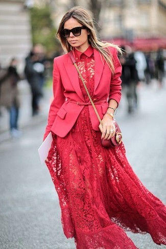 С чем носить красное кружевное платье-макси осень: Красное кружевное платье-макси и красный пиджак — неотъемлемые вещи в гардеробе дам с хорошим вкусом в одежде. Такое сочетание вещей обязательно понравится тебе осенью.