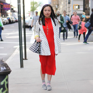 Модный лук: бело-черный пиджак в горошек, красное платье-миди, серые слипоны, черно-белая кожаная большая сумка с геометрическим рисунком