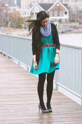 С чем носить синие замшевые туфли: Дуэт черного пиджака и бирюзового платья с плиссированной юбкой однозначно подчеркнет твой выразительный стиль. Синие замшевые туфли чудесно дополнят этот наряд.