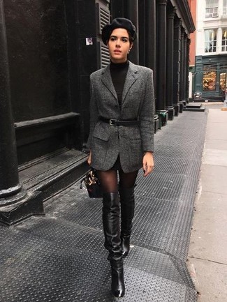 С чем носить темно-серый пиджак женщине: Темно-серый пиджак в паре с черным платьем-свитером позволит выразить твой личный стиль и выделиться из общей массы. В сочетании с этим ансамблем выигрышно смотрятся черные кожаные ботфорты.