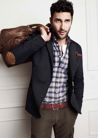 Модный лук: темно-серый пиджак, синяя рубашка с длинным рукавом в шотландскую клетку, темно-серые брюки карго, коричневая кожаная дорожная сумка