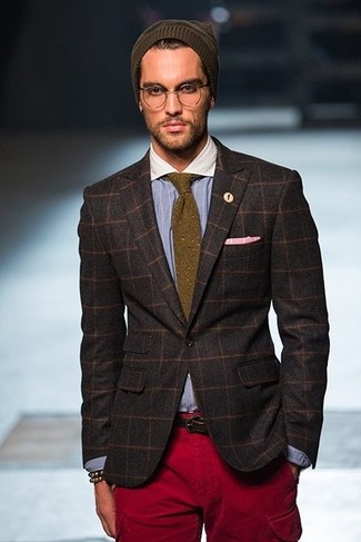С чем носить шерстяной галстук мужчине: Темно-коричневый пиджак в клетку в сочетании с шерстяным галстуком поможет исполнить элегантный мужской стиль.
