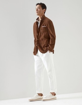 С чем носить темно-коричневый замшевый пиджак мужчине: Темно-коричневый замшевый пиджак в паре с белыми брюками чинос — необыденный выбор для офиса. Если подобный образ кажется слишком смелым, разбавь его белыми кожаными низкими кедами.