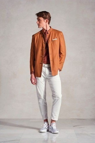 С чем носить пиджак мужчине: Согласись, дуэт пиджака и белых брюк чинос выглядит отменно? Тебе нравятся незаурядные сочетания? Можешь завершить свой лук бело-черными кроссовками.