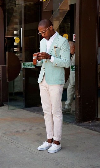 С чем носить зеленый пиджак мужчине в теплую погоду: Зеленый пиджак и розовые брюки чинос — идеальный вариант для воплощения мужского лука в элегантно-деловом стиле. Этот лук органично дополнят белые плимсоллы.