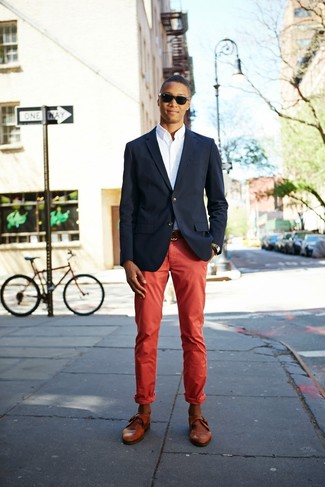 Модный лук: темно-синий пиджак, белая рубашка с длинным рукавом, красные брюки чинос, коричневые кожаные монки