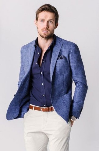 С чем носить темно-синий шерстяной пиджак в шотландскую клетку мужчине: Темно-синий шерстяной пиджак в шотландскую клетку и белые брюки чинос помогут создать необыденный мужской ансамбль для офиса.