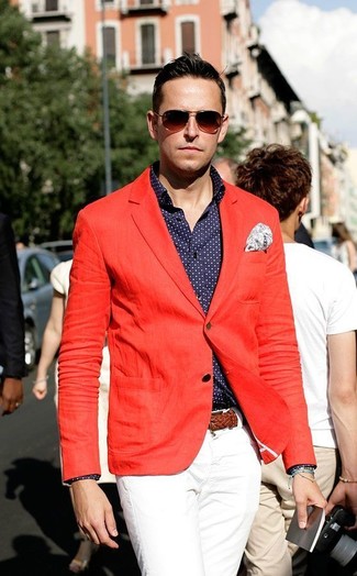 С чем носить темно-красный пиджак в 30 лет мужчине лето: Воссоздать такой образ из темно-красного пиджака и белых брюк чинос несложно, главное - подобрать вещи правильного размера. Подобный лук определенно тебе полюбится в жаркие летние деньки.