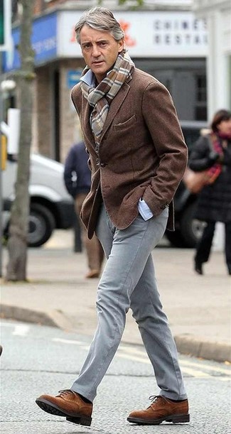 Как Roberto Mancini носит Коричневый шерстяной пиджак, Голубая рубашка с длинным рукавом, Серые брюки чинос, Коричневые замшевые броги