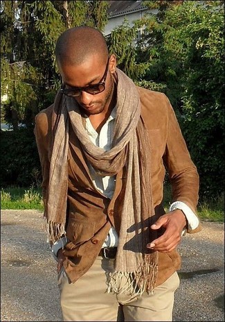 Модный лук: коричневый замшевый пиджак, белая рубашка с длинным рукавом, светло-коричневые брюки чинос, светло-коричневый шарф