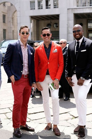 С чем носить красную куртку мужчине: Красная куртка и белые брюки чинос — хороший выбор для приверженцев стиля smart casual. Этот лук обретет свежее прочтение в сочетании с коричневыми кожаными лоферами.