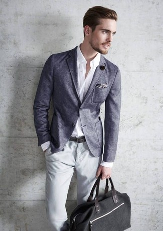 Модный лук: серый пиджак, белая рубашка с длинным рукавом, серые брюки чинос, черная большая сумка из плотной ткани