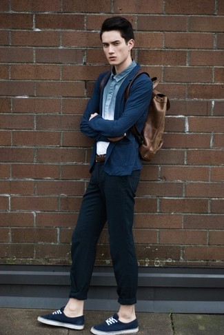 Какие плимсоллы носить с темно-синим пиджаком в 20 лет мужчине: Темно-синий пиджак и темно-синие брюки чинос — необходимые вещи в гардеробе молодых людей с чувством стиля. Тебе нравятся смелые решения? Заверши свой образ плимсоллами.
