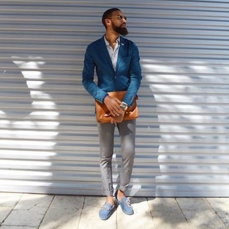С чем носить голубую обувь в 30 лет мужчине: Синий пиджак прекрасно гармонирует с серыми брюками чинос. Пара голубых замшевых мокасин добавит ансамблю расслабленности и беззаботства.