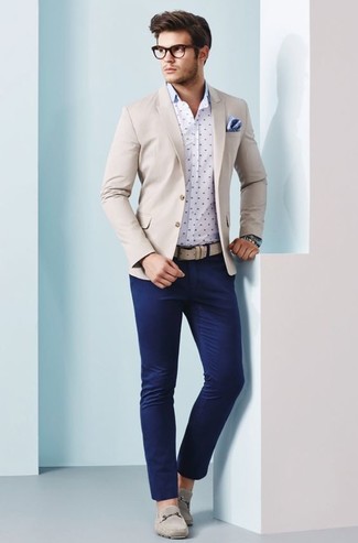 С чем носить бело-темно-синюю рубашку с длинным рукавом в горошек мужчине: Практичное сочетание бело-темно-синей рубашки с длинным рукавом в горошек и темно-синих брюк чинос однозначно будет привлекать дамские взоры. Что до обуви, бежевые замшевые мокасины — наиболее приемлимый вариант.