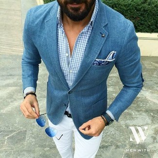 С чем носить синий пиджак мужчине в стиле смарт-кэжуал: Синий пиджак и белые брюки чинос гармонично впишутся в любой мужской образ — непринужденный будничный образ или же строгий вечерний.