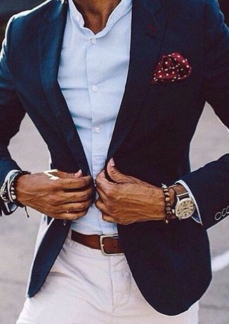 С чем носить красно-белый нагрудный платок в горошек в 30 лет: Если ты ценишь удобство и функциональность, темно-синий пиджак и красно-белый нагрудный платок в горошек — классный вариант для расслабленного мужского лука на каждый день.