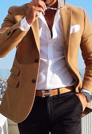С чем носить бежевый кожаный ремень мужчине: Тандем светло-коричневого пиджака и бежевого кожаного ремень - самый простой из возможных образов для активного уикенда.