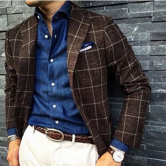 С чем носить темно-коричневый пиджак в 30 лет мужчине: Темно-коричневый пиджак в сочетании с белыми брюками чинос подходит для свидания или похода в бар с коллегами.