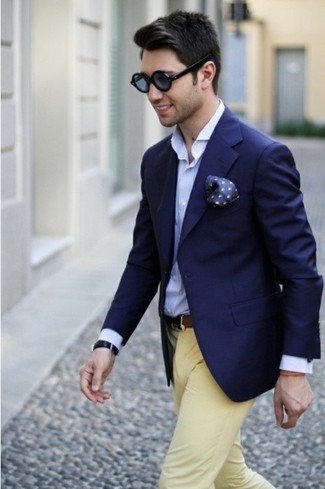 Как носить темно-синий пиджак с желтыми брюками чинос в 30 лет в стиле смарт-кэжуал: Образ из темно-синего пиджака и желтых брюк чинос выглядит отменно, согласен?