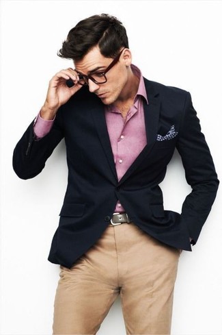С чем носить серебряный кожаный ремень мужчине: Темно-синий пиджак и серебряный кожаный ремень — отличная формула для воплощения модного и функционального ансамбля.