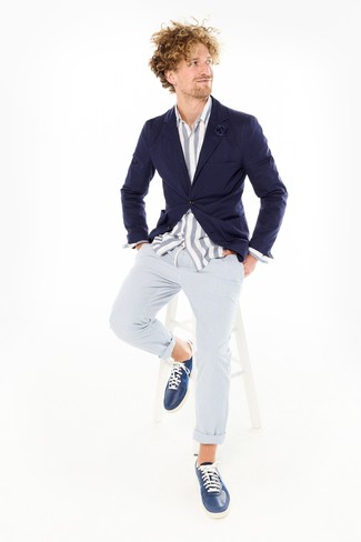 Как носить белую рубашку с длинным рукавом с синим пиджаком мужчине: Дуэт синего пиджака и белой рубашки с длинным рукавом позволит создать элегантный и актуальный мужской лук. Выбирая обувь, можно немного пофантазировать и завершить ансамбль темно-синими кожаными низкими кедами.
